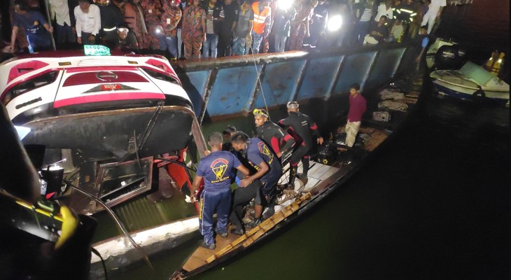 পদ্মায় ডুবে যাওয়া বাস থেকে একে একে মিলছে মরদেহ