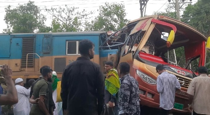 কুমিল্লায় বাস-ট্রেন সংঘর্ষে নিহত ১২
