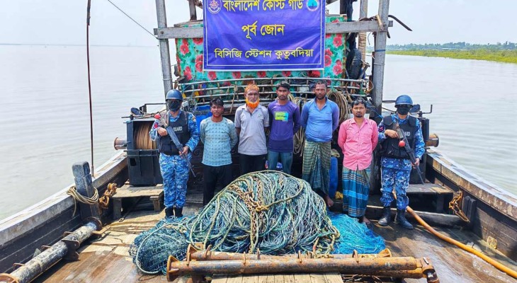 কক্সবাজারের কুতুবদিয়ায় কোস্টগার্ডের অভিযানে অবৈধ ট্রলিং বোটসহ আটক ৫