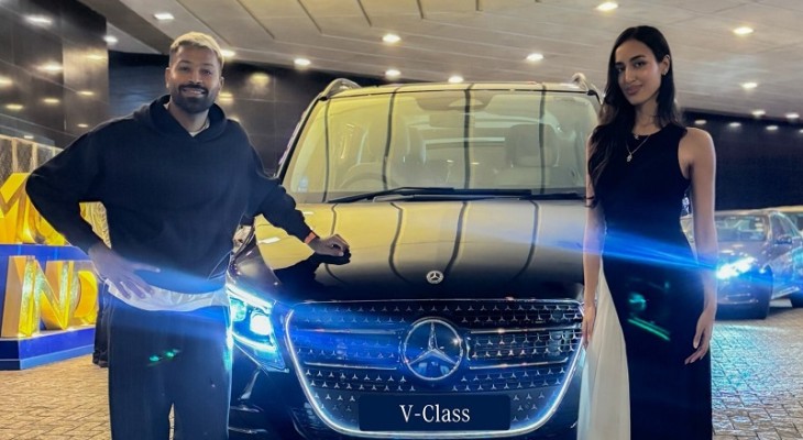 প্রেমিকাকে মার্সিডিজ উপহার দিলেন পান্ডিয়া