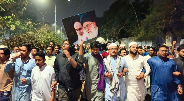 ঢাবিতে খামেনির গায়েবানা জানাজা ও বিক্ষোভ অনুষ্ঠিত 