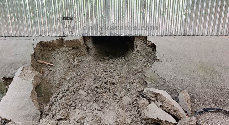 বগুড়ার শিবগঞ্জে একরাতে সাত বাড়িতে সিঁধ কেটে চুরি, আতঙ্কে গ্রামবাসী