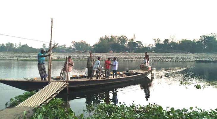 সিরাজগঞ্জের উল্লাপাড়ায় করতোয়ার বেতবাড়িঘাটে রশি টেনে নৌকা পারাপার