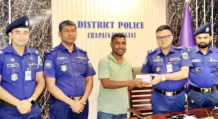 চাঁপাইনবাবগঞ্জে হারানো ১৪টি মোবাইল ফোন উদ্ধার করে ফিরিয়ে দিলেন পুলিশ সুপার