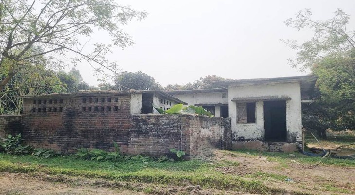দিনাজপুরের ফুলবাড়ীতে কৃষি বিভাগের পরিত্যক্ত বিএস কোয়ার্টারগুলোর বেহাল দশা