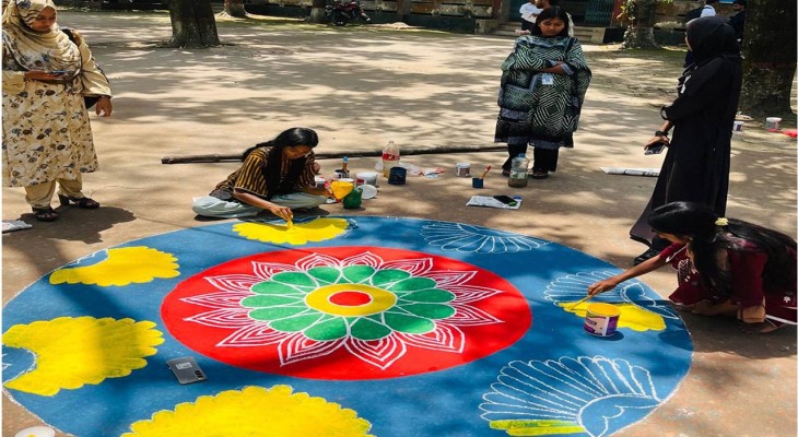 বর্ষবরণে রঙ-তুলিতে সেজেছে সিরাজগঞ্জ কলেজ