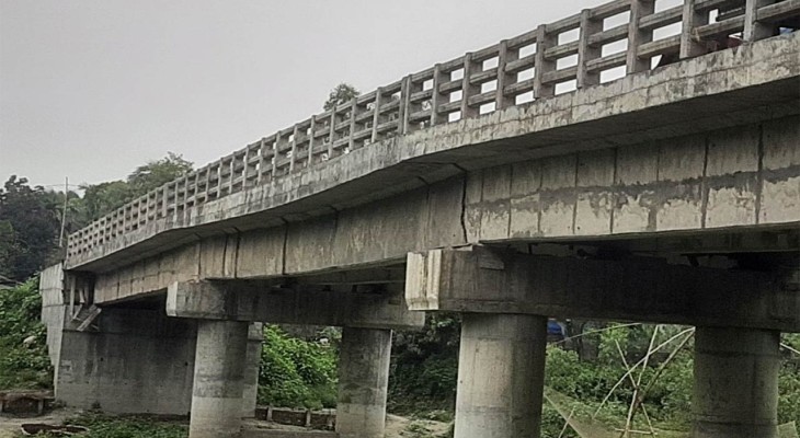 সিরাজগঞ্জের উল্লাপাড়ায় দেবে গেছে ব্রিজের গার্ডার পাঁচ বছরেও শেষ হয়নি নির্মাণ কাজ