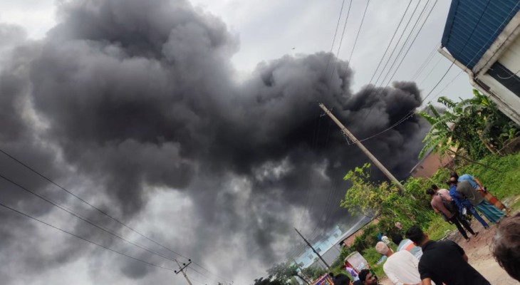 ডেমরায় কারখানায় ভয়াবহ আগুন, আহত ১