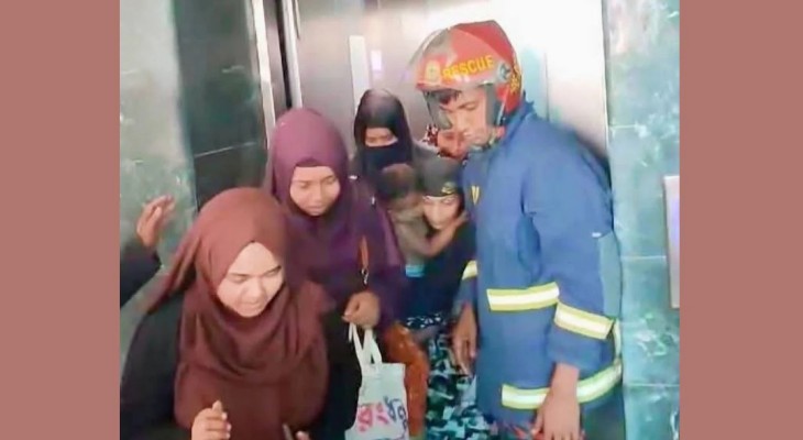 মাদারীপুরে লিফটে আটকে পড়া ৭ নারীকে উদ্ধার করলেন ফায়ার সার্ভিসের কর্মীরা