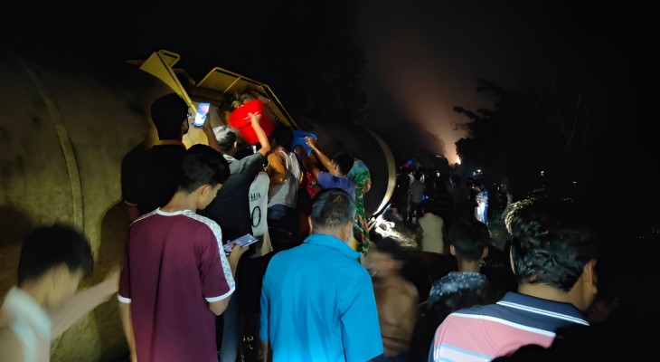 হবিগঞ্জে লাইনচ্যুত বগি থেকে বালতিতে করে তেল নেওয়ার হিড়িক