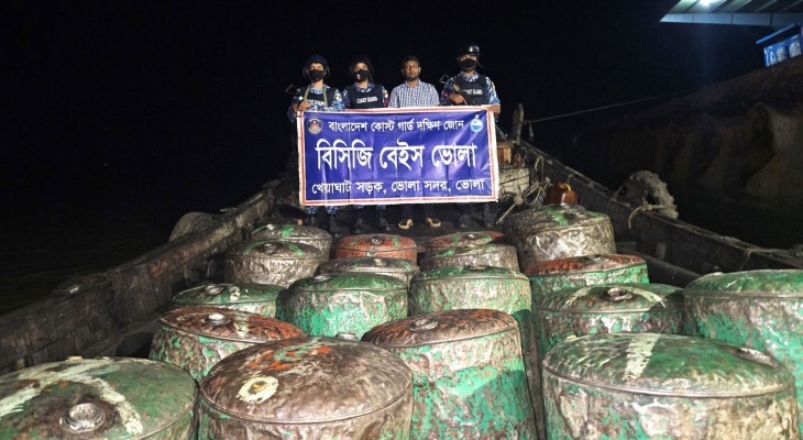 ভোলায় নৌকা থেকে ৪ হাজার লিটার তেল জব্দ